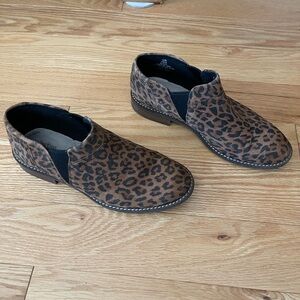 Clarks Tan Leopard Chukka Boots
women’s size 7
